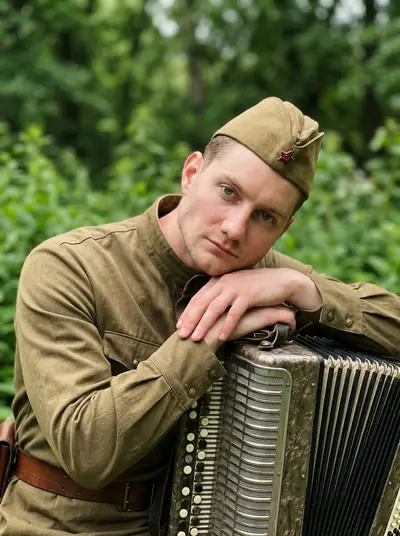 Раскрасить чёрно-белое фото — пример «Гармонист в форме»