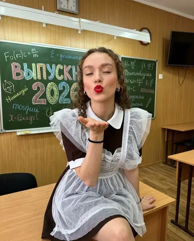 Придумать подпись нейросетью — смежный пример «На парте с доской»
