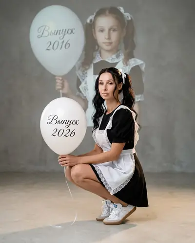 Изменить возраст на фото — «С маленькой версией себя и шаром»